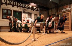 Wer reißt den Maibaum und damit die Macht an sich? Es kommt zum Kampf zwischen den Bräubezirken dies- und jenseits des Grenzzauns, um und gegen Heiratsarrangements, um Vaterschaften, Herzen und um "Herr- oder Frauschaft". − Foto: Haydn